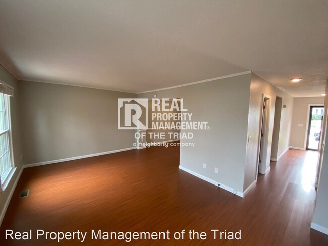 Foto del edificio - 3 br, 3 bath House - 3217-B Regents Park Lane