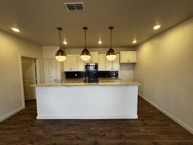 Foto del edificio - Luxury Townhome in Abbey Glen Community!