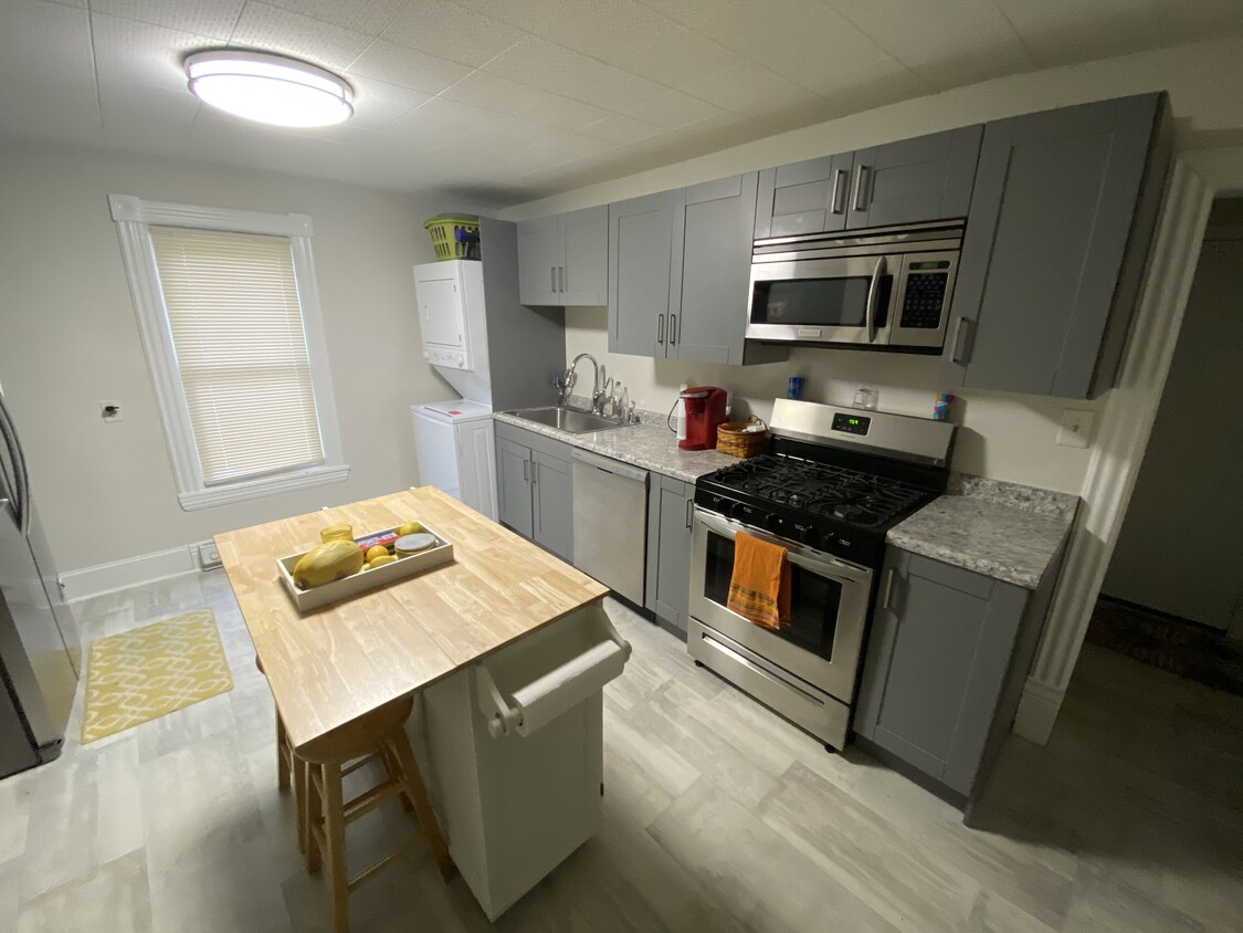 Recently renovated kitchen with new stainless steel appliances (fridge, dishwasher, range/oven - 3052 California St NE