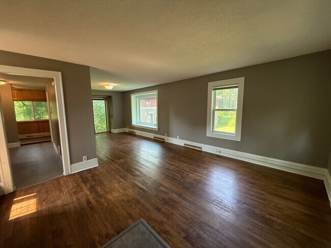 Building Photo - Charming 3-Bedroom Single Family Home in C...