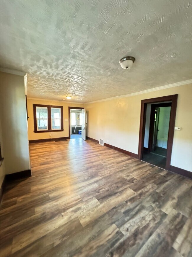 Building Photo - 2 Bedrooms 1 Bath Home in South Bend IN