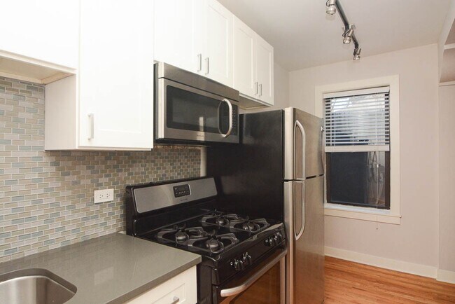 Foto del edificio - 2424 N Kedzie Blvd