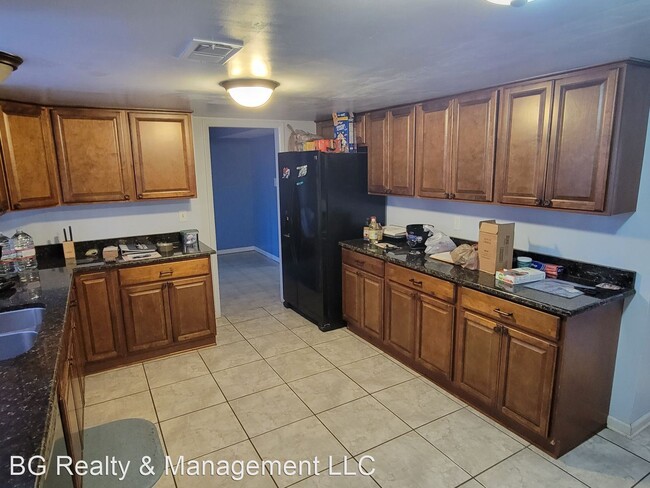 Building Photo - 4 br, 2.5 bath House - 906 Greenbriar Street