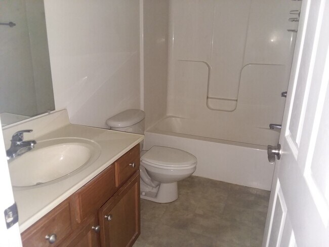 Building Photo - 2 Bedroom, 2 Bath Condo Johnson City, TN