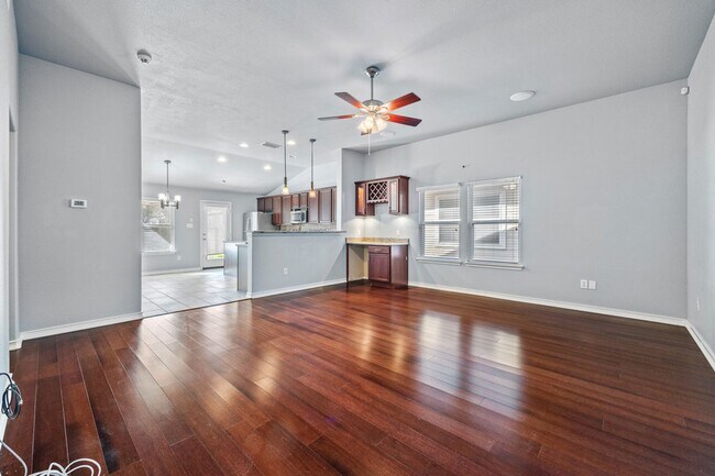 Building Photo - 3 Bedroom, 2 bath, 2 car garage ready to l...