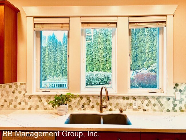 Building Photo - 3 br, 2.5 bath House - 1123 NW Park Ridge ...