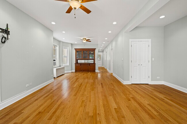 Foto del edificio - 3751 W Irving Park Rd