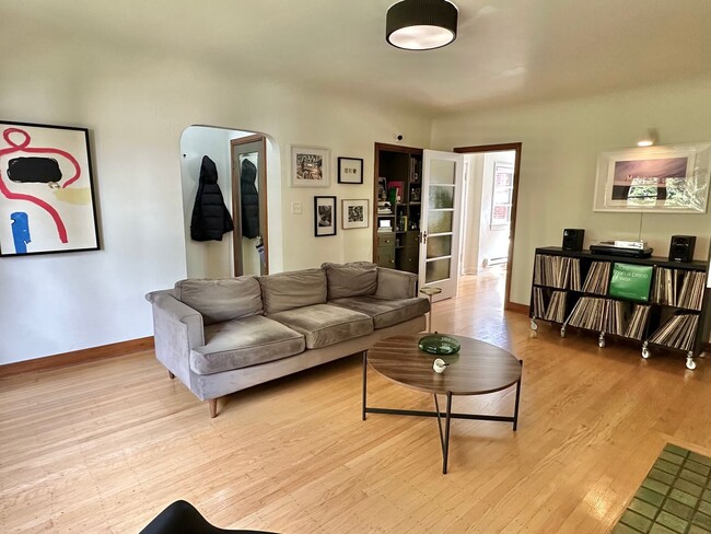 Foto del edificio - Beautiful 1 bed condo in desired Eastlake!...