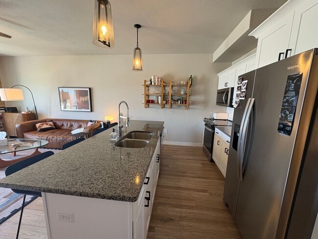 Building Photo - Modern Townhome with STUNNING Views in West MHK