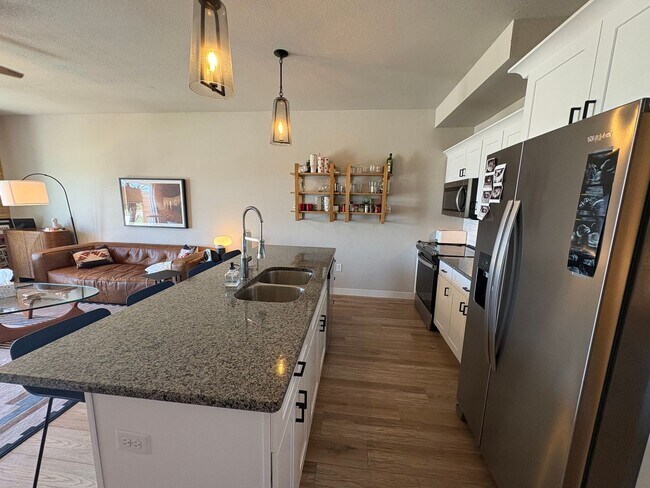 Foto del edificio - Modern Townhome with STUNNING Views in West MHK