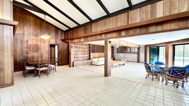 Foto del edificio - Prestigious Wailupe Circle - 5 BD/3.5 BA +...