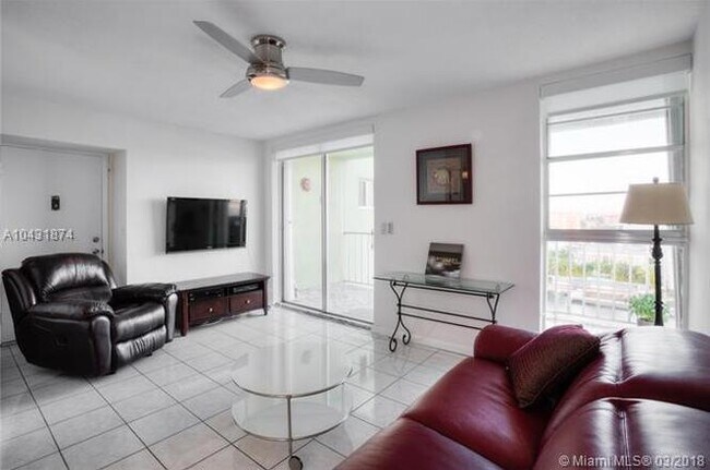 Foto del edificio - 8001 Crespi Blvd