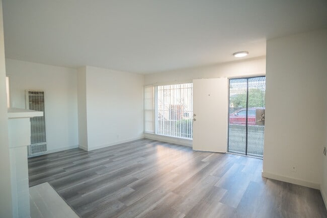 Building Photo - LB2123