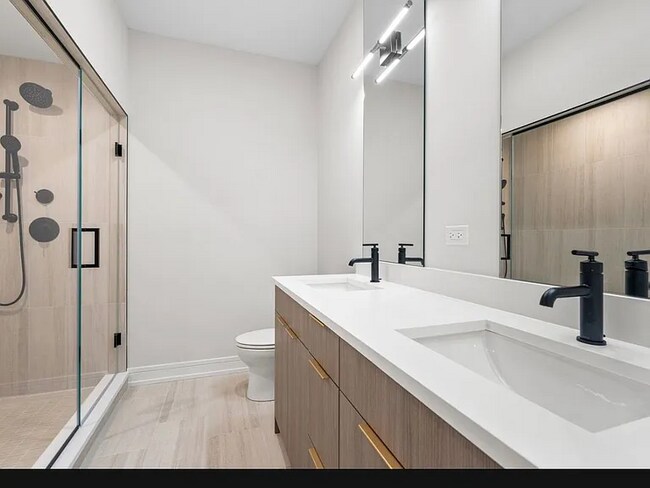 Building Photo - 5006 S Prairie Ave