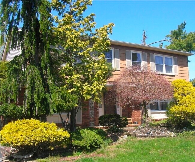 Building Photo - 15 Cardinal Ct