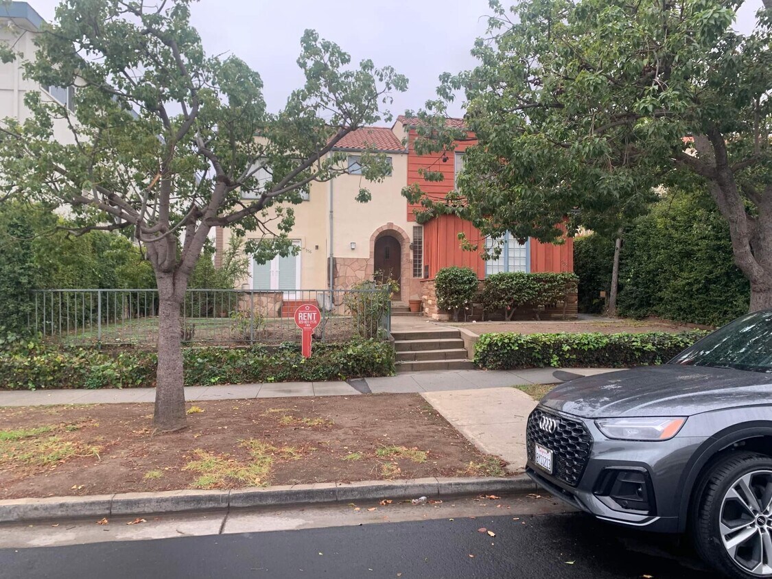 Front Yard on left - 956 Euclid St