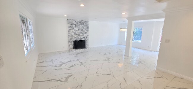 Foto del edificio - 433 S Oak Grove Cir
