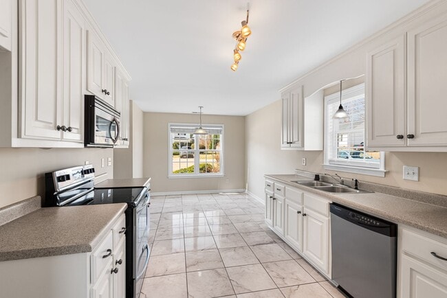 Building Photo - Stunning and Spacious! 3Bed/2.5Bath Townho...