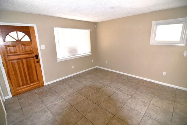 Building Photo - 3 bedroom, 1.5 bath home in quaint, well m...