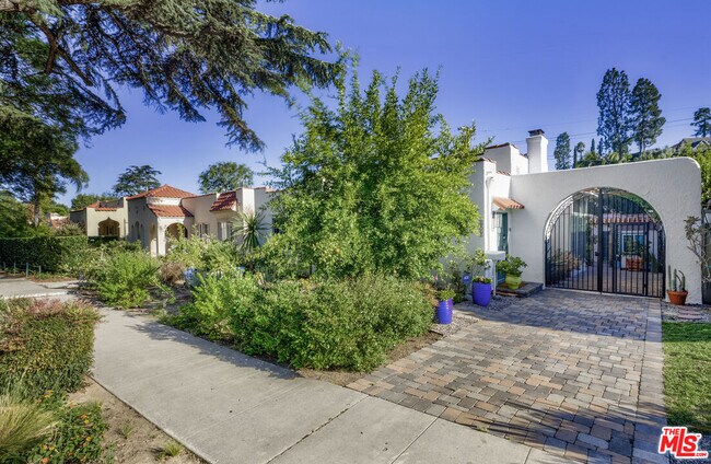 Foto del edificio - 3472 Rowena Ave