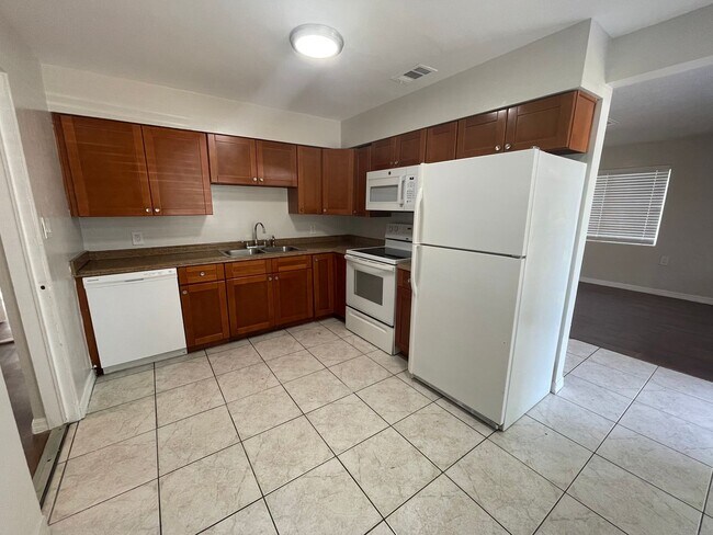 Foto del edificio - 3/1 AVAILABLE NOW!