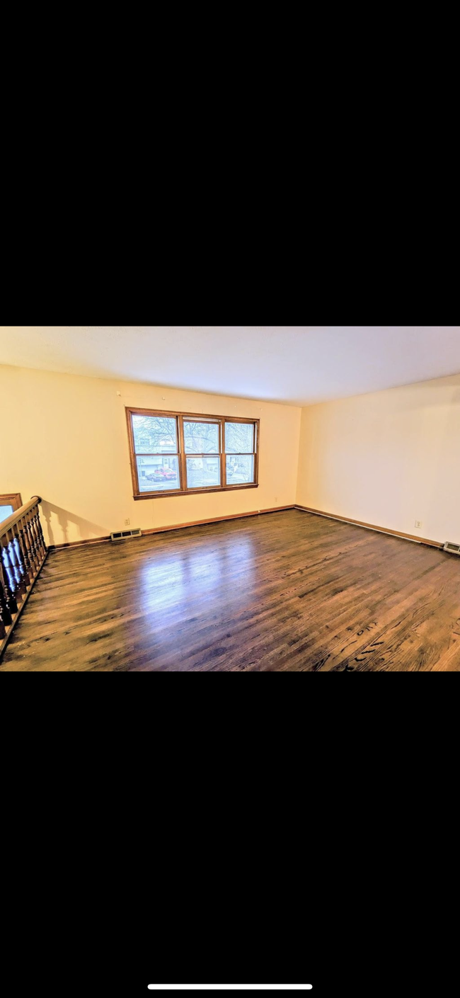 Building Photo - 8731 Lakeview Dr
