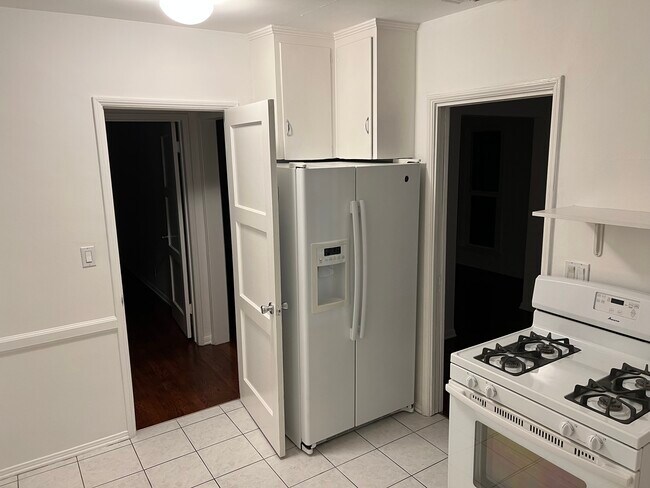 Kitchen - 1078 S Mansfield Ave