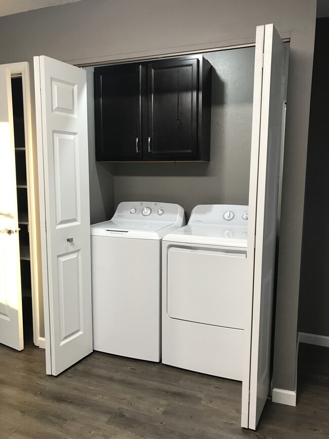 washer / dryer - 245 N Liberty St