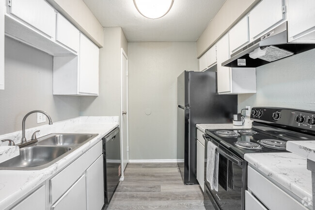 1BR, 1BA - 600SF - Kitchen - Angleton Manor