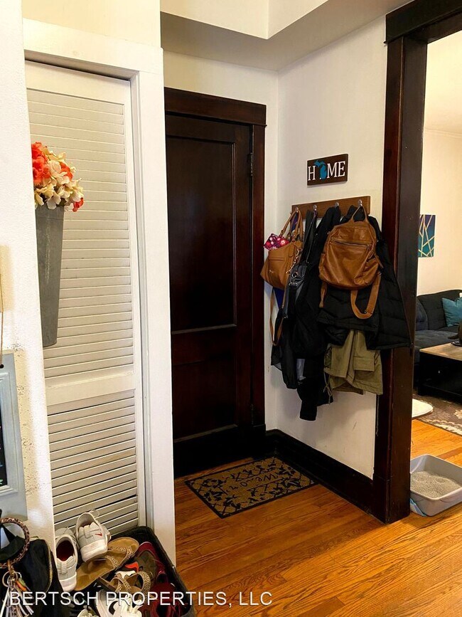 Foto del edificio - 2052 W Montrose Ave