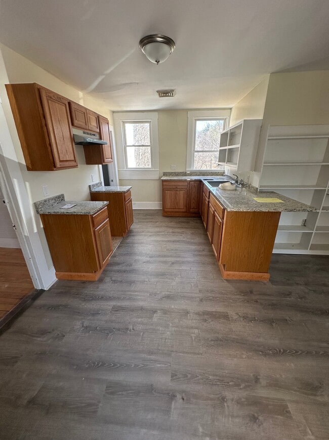 Building Photo - 546 Canaan St