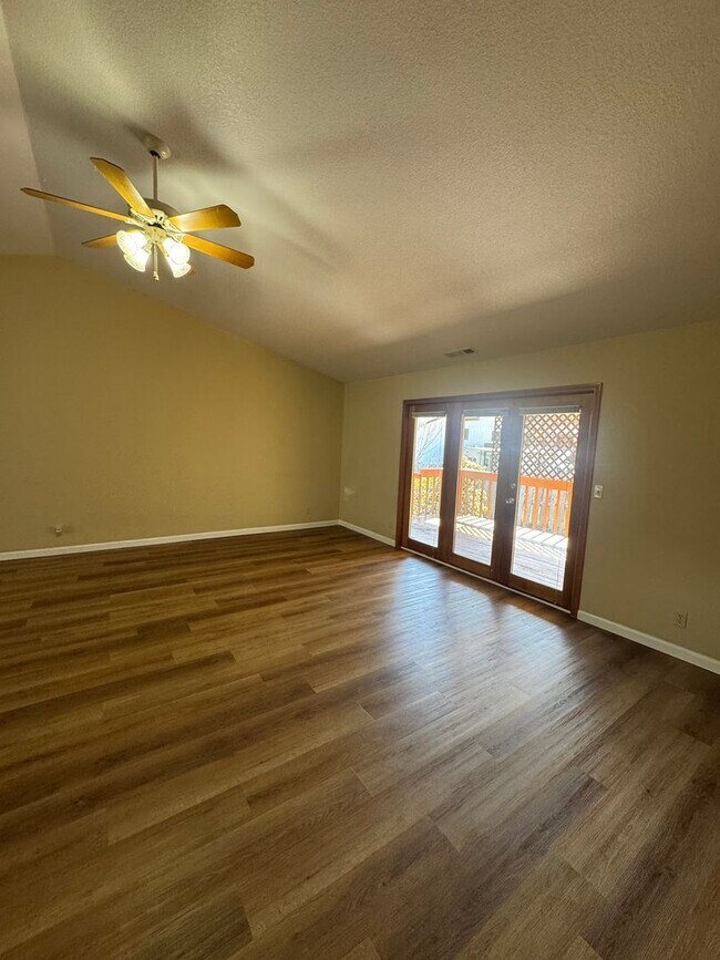 Foto del edificio - Hucrest 3 bedroom 2 bath home with garage