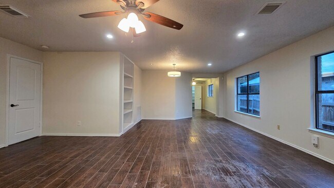 Foto del edificio - Woodlake Spacious single-story living with a clean, modern interior and flexible layout.