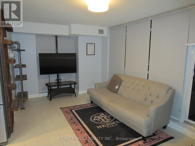 Building Photo - 830 Lawrence Ave W