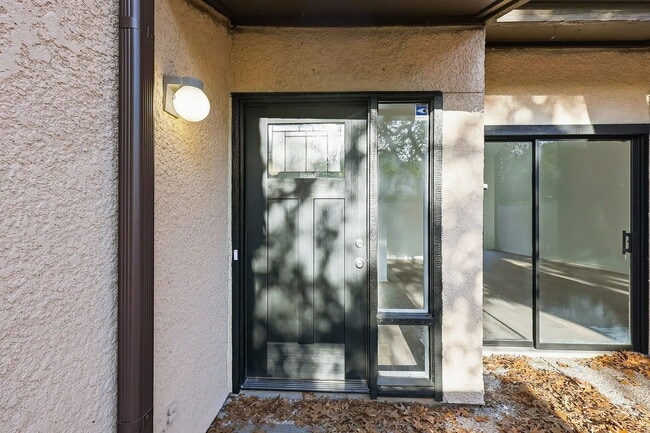 Building Photo - 3 Bedrooms, 2 bathrooms, townhome in the serene Oak Tree Village community in Dallas.
