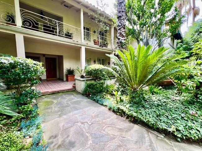 Foto del edificio - 8474 Fountain Ave