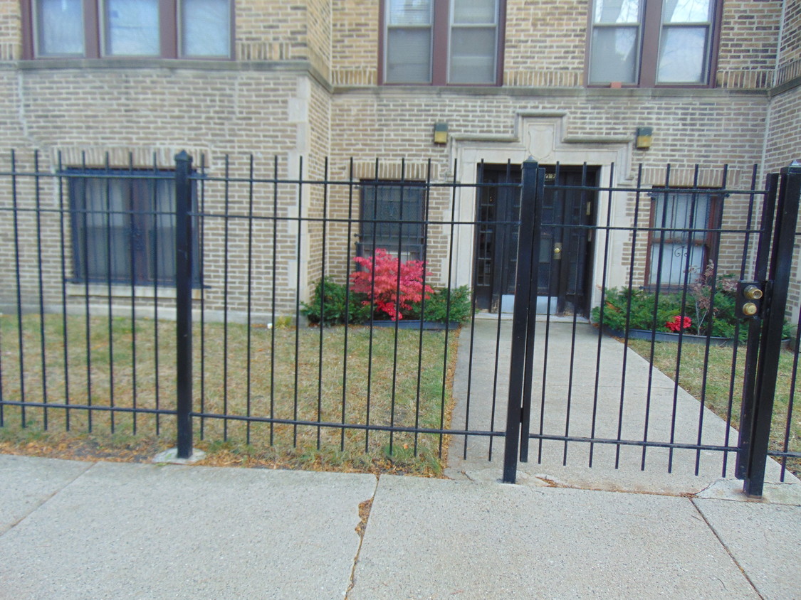 Foto principal - 849 W 83rd St