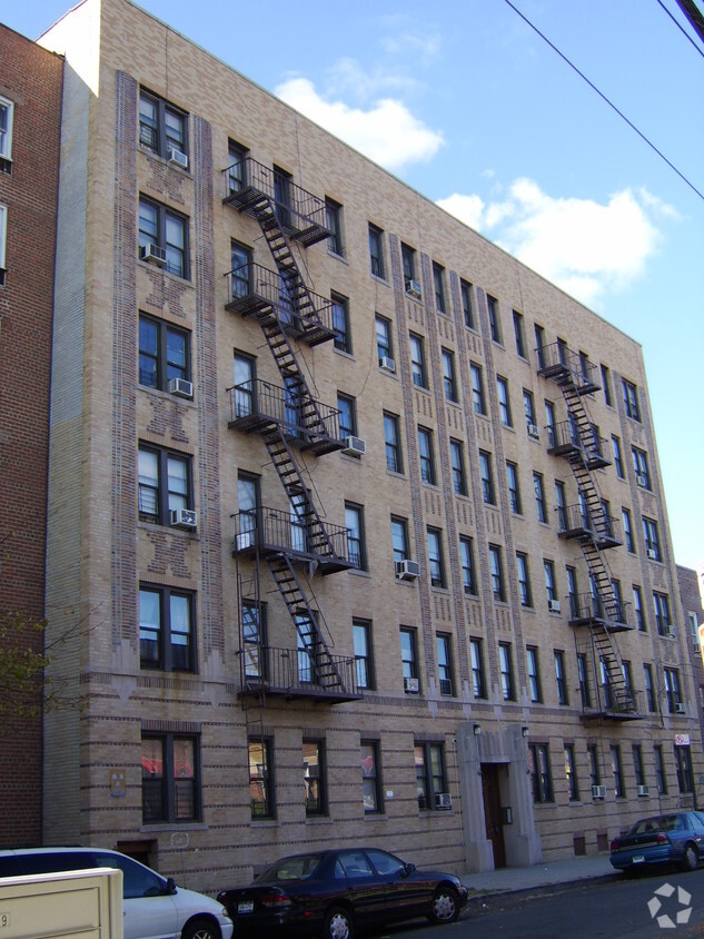 Primary Photo - 3225 Olinville Ave
