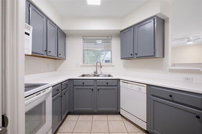 Building Photo - 2450 Wickersham Ln