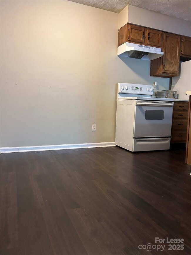 Building Photo - 9629 Vinca Cir