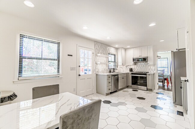 Kitchen - 5321 Providence Rd