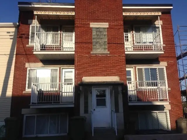 Building Photo - 900 Av 8E