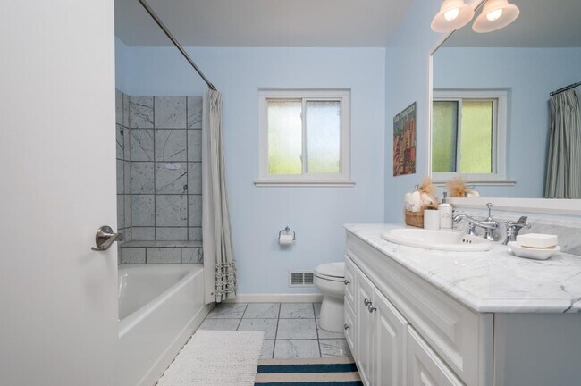 Foto del edificio - 3032 Brittan Ave