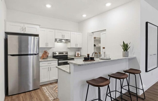 Building Photo - 915 Ariana Apartment Community