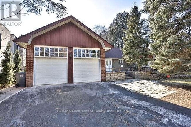 Building Photo - 1336 Queen Victoria Ave