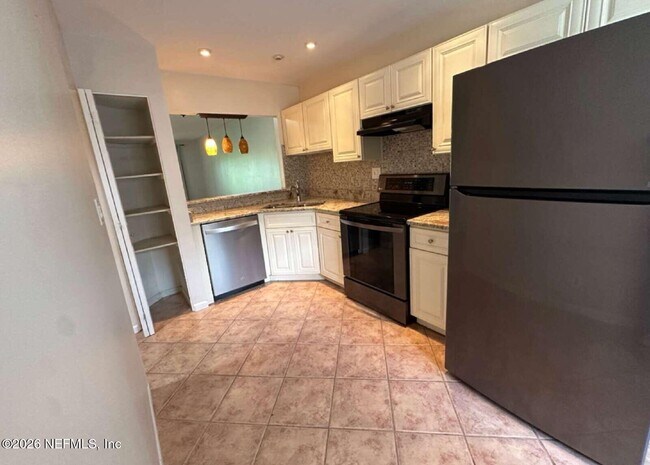 Foto del edificio - 7701 Baymeadows Cir W