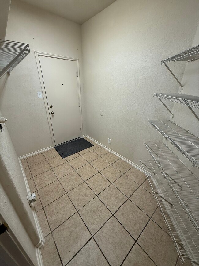 Foto del edificio - 536 Foxford Run Dr