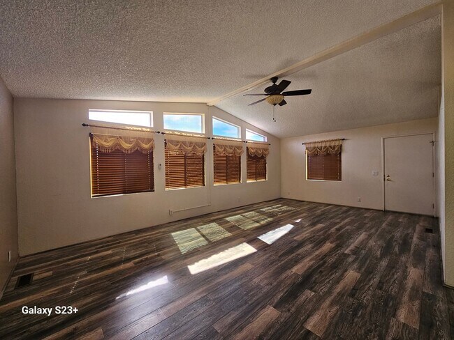 Foto del edificio - 15300 Palm Dr