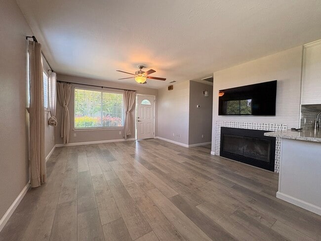 Foto del edificio - Beautifully Updated 3/2! Backyard, 2 Car Garage! Modern and Clean!