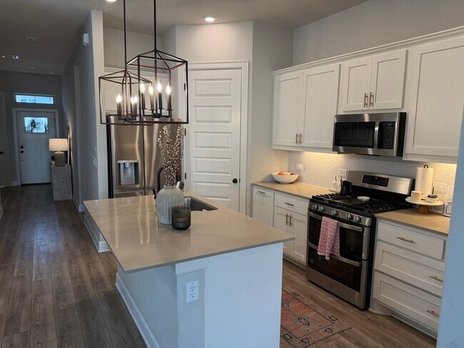 Foto del edificio - Stylish 3BR 2BA Home w/ Community Pool+ Park + Fenced Yard + Covered Patio in South Austin